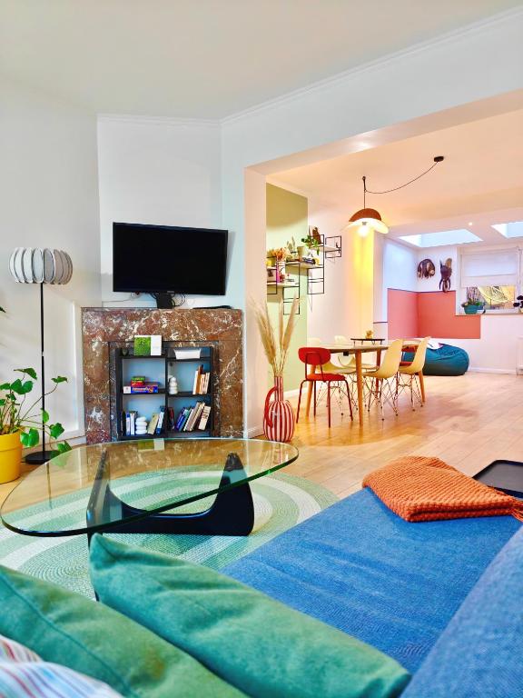 a living room with a couch and a table at Maison spacieuse, sereine proche du coeur de la ville et de la gare in Liège
