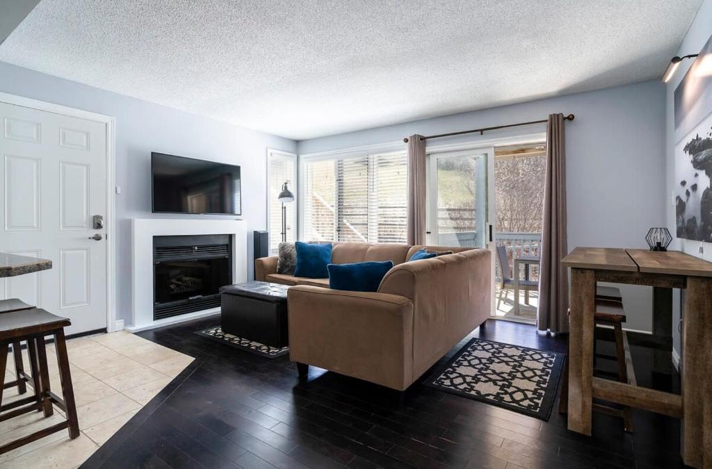 Et tv og/eller underholdning på Blue Escape - Ski-In-Out Hot Tub Shuttle