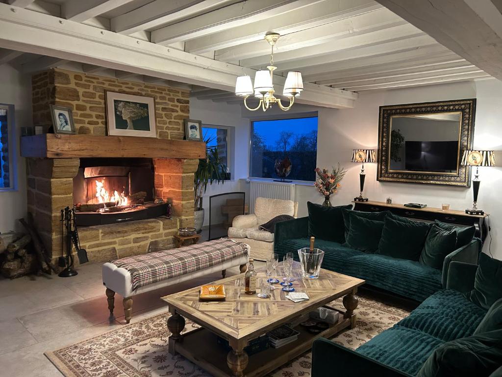 Posezení v ubytování La Maison Les Charmes - Calme - Confort - Grand jardin