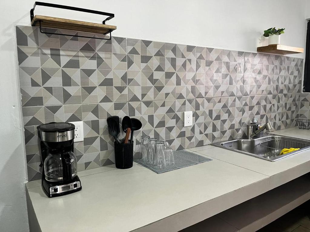 encimera de cocina con batidora y fregadero en Departamento Grace, moderno y centrico con Netflix, en Campeche