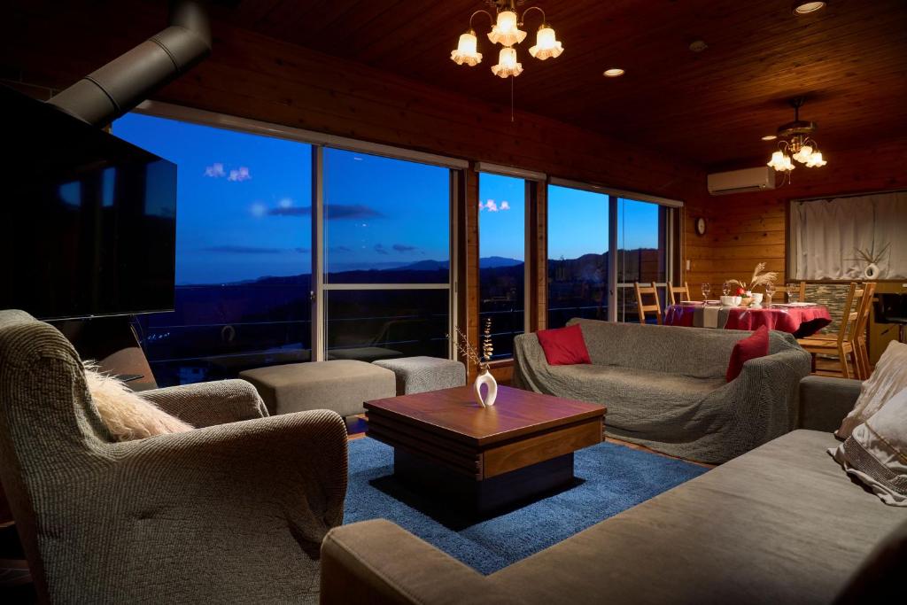 Un lugar para sentarse en Suite Villa Atami Ocean House