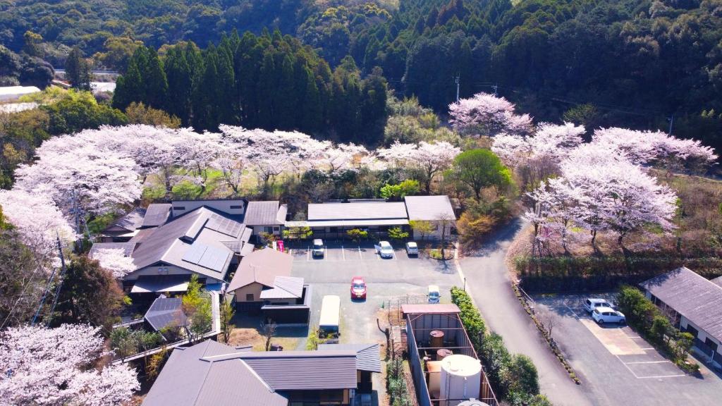 een luchtfoto van een huis met akurabomen bij 旅館 家族湯 いまむら in Yamaga