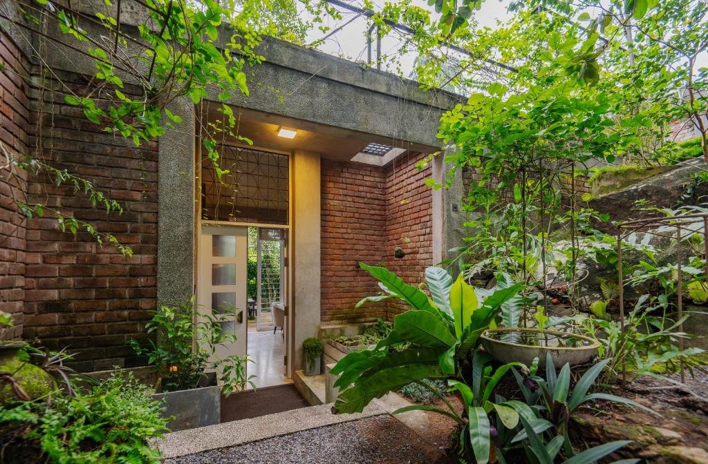 Κήπος έξω από το Rock Ledge