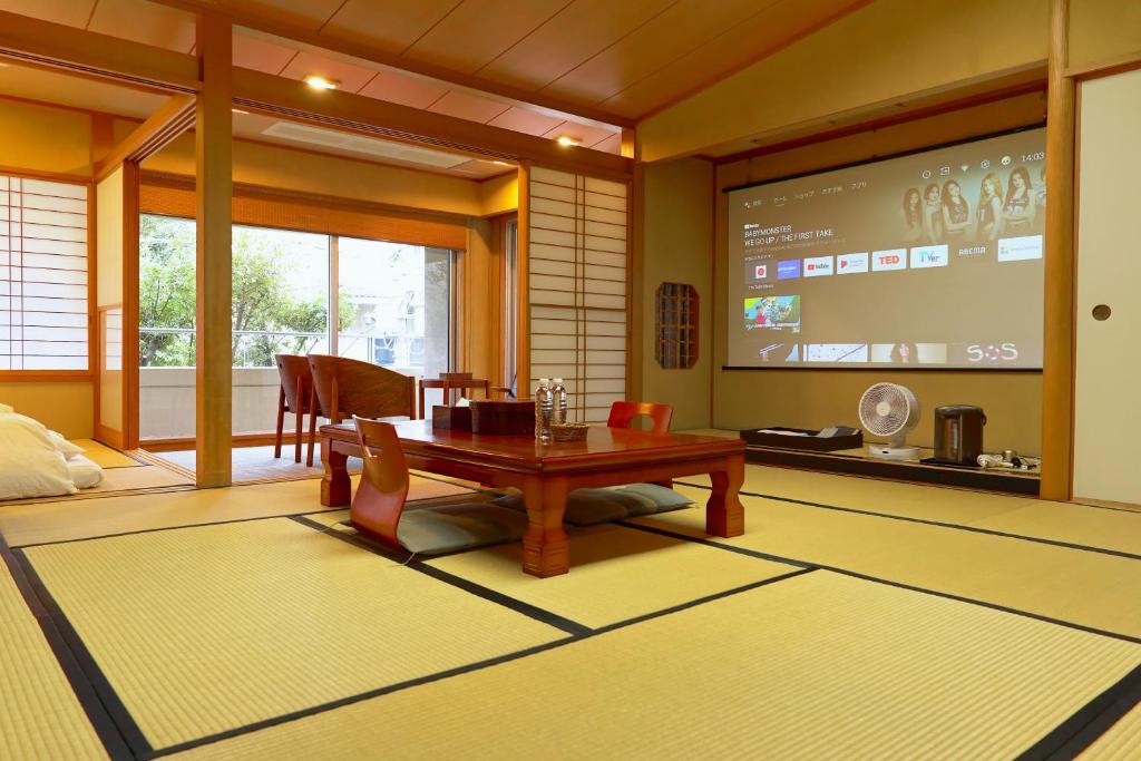 TV a/nebo společenská místnost v ubytování 熱海の隠れ里