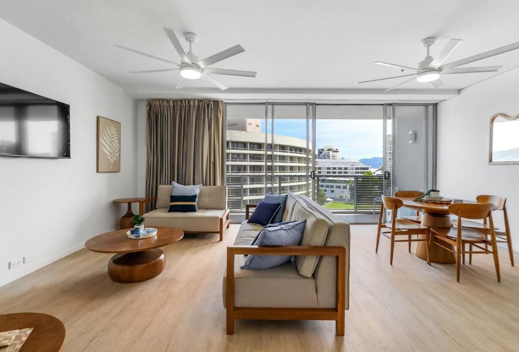 un soggiorno con un divano e un tavolo di Marina Vista - Waterfront Stay near Dining and Markets a Cairns