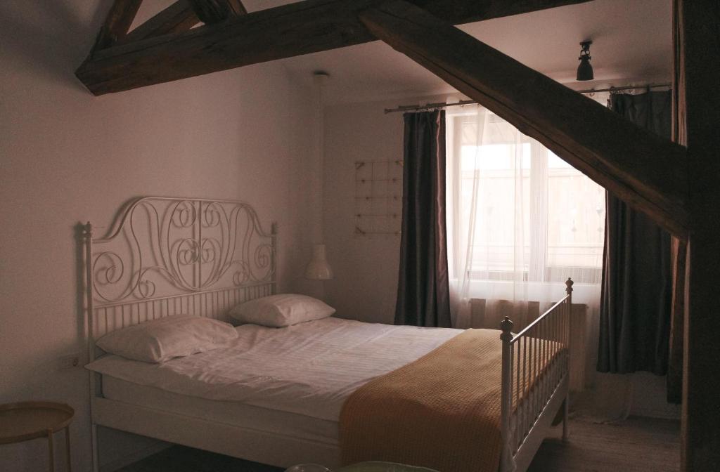 um quarto com uma cama e uma janela em Bb's Cosy Apartments em Braşov