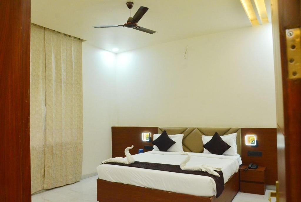 a bedroom with a bed and a ceiling fan at 4Everstay By Prem Ratan Premium Rooms With Free Parking & Wifi !!! Best Family Hotel In Vrindavan in Vrindāvan