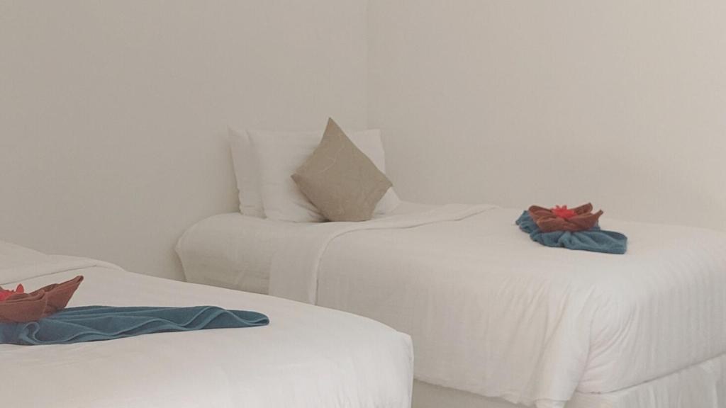 Un pat sau paturi într-o cameră la Bung Bud Homestay Kohyaonoi