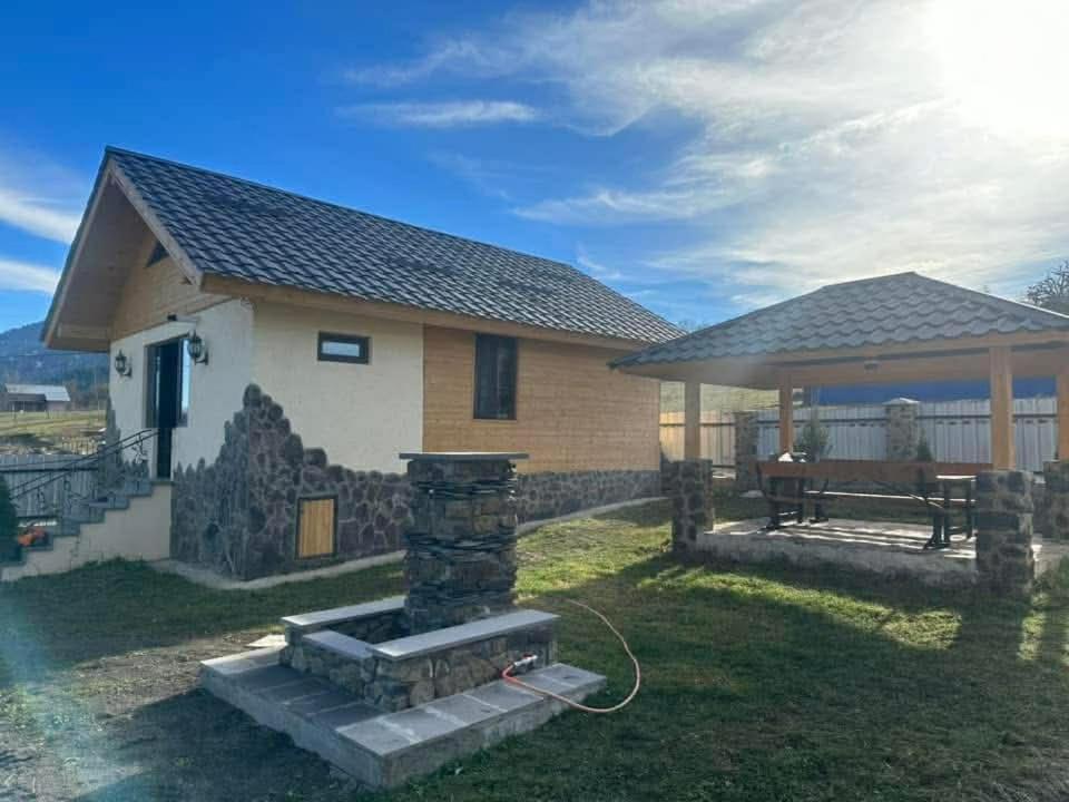 una casa con camino in pietra nel cortile di Borjomi Cottages in tsemi a Patara-Tsemi