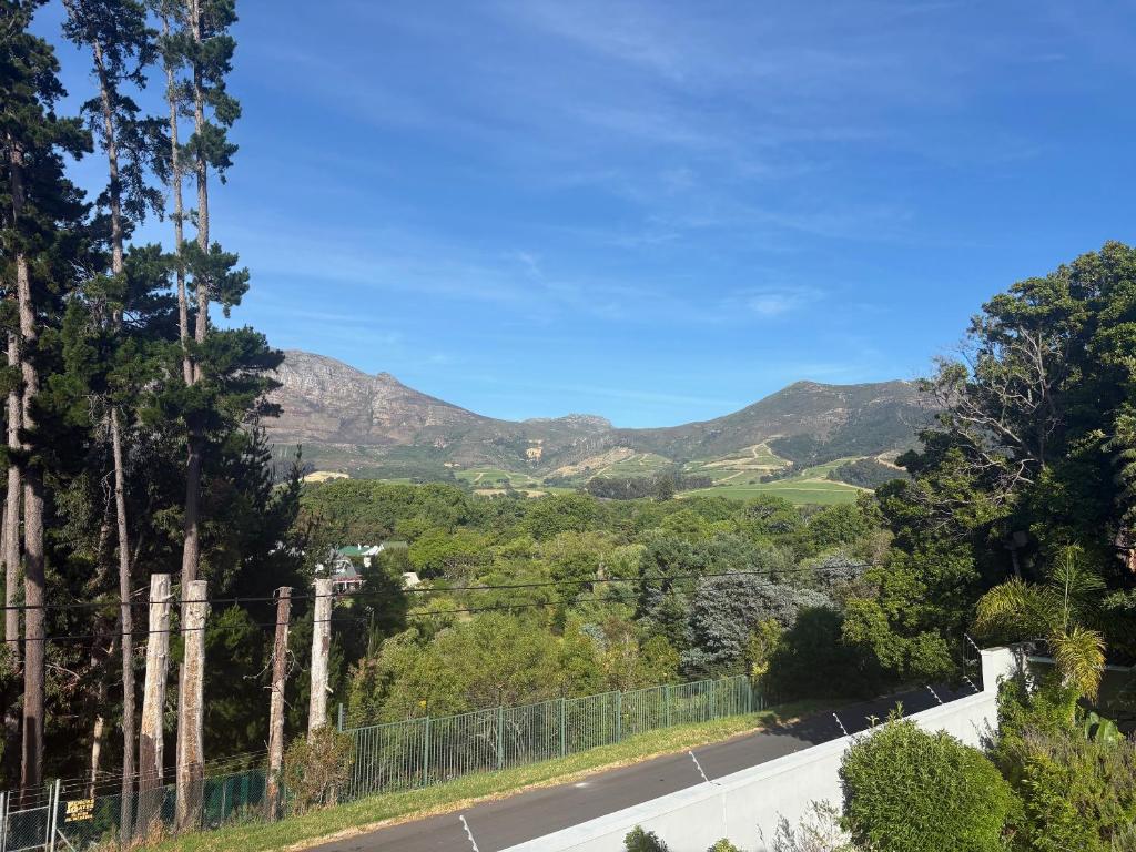 vista su una strada con montagne sullo sfondo di Constantia escape with mountain views a Sweet Valley