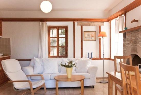 un soggiorno con un divano bianco e un tavolo di Badem a Datça