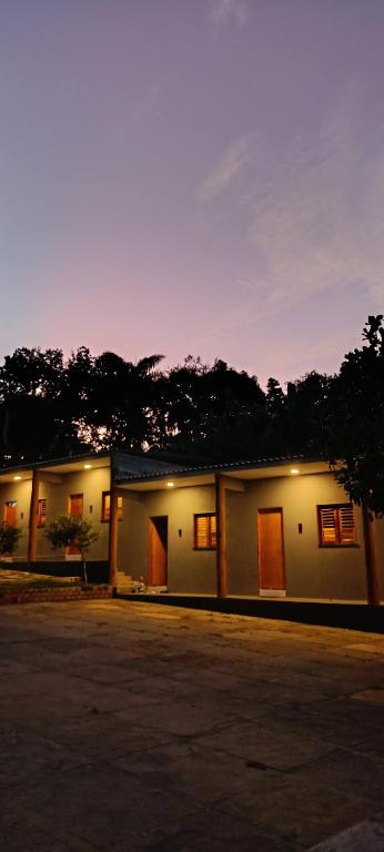 a building with a parking lot in front of it at Pousada Rancho do Cometa in Ubajara