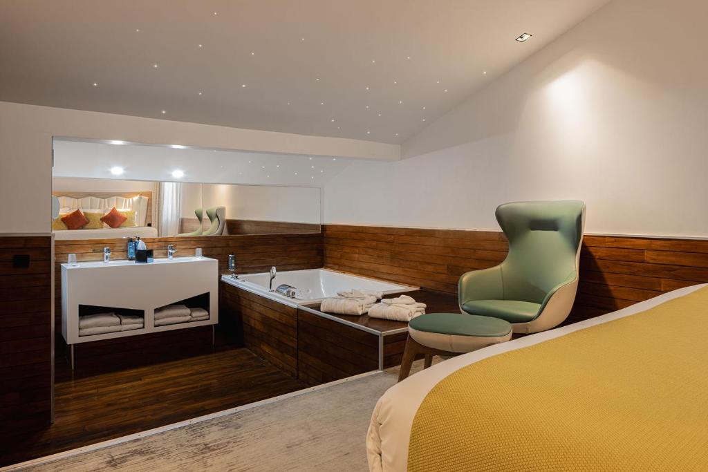 モンペリエにあるベスト ウエスタン プラス コメディ サンロッシュのベッドと浴槽と洗面台のある寝室