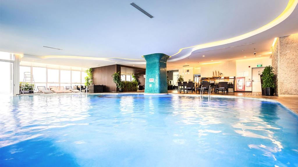 Πισίνα στο ή κοντά στο Cozy modern studio with Gym & Pool