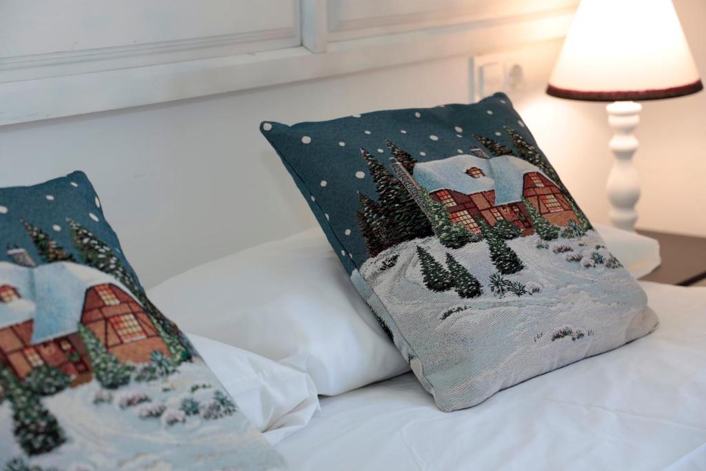 a bed with two christmas pillows on it at Apartarent 1500 - Apartamento Sanglier in Naut Aran