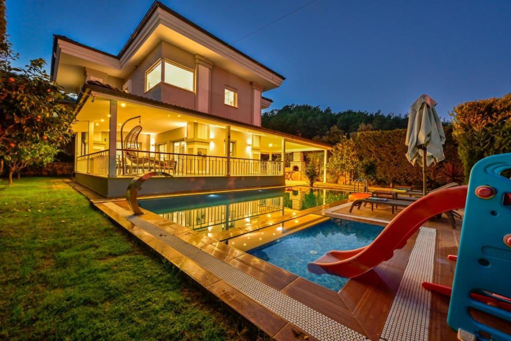 Πισίνα στο ή κοντά στο YAĞIZ-Villa with Children's Pool&Jacuzzi for 6 People in Gocek