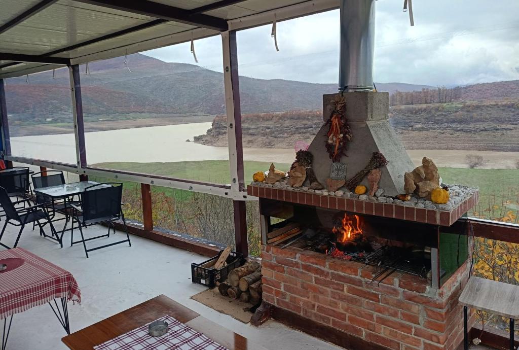 Una chimenea en un patio con vista a la montaña. en SuperPanorama GuestHouse, en Kukës