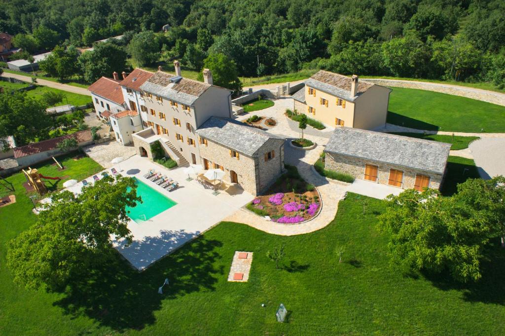 una vista aerea di una casa con piscina di Villa Poropati, Grožnjan, Istria - Luxury Countryside Estate for up to 19 persons - Large pool of 80m2 with kids section a Grožnjan (Grisignana)