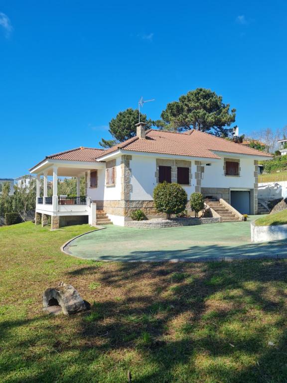 El edificio en el que está la casa vacacional