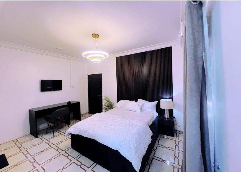 Giường trong phòng chung tại Heirloom Luxury Hotel and Apartments