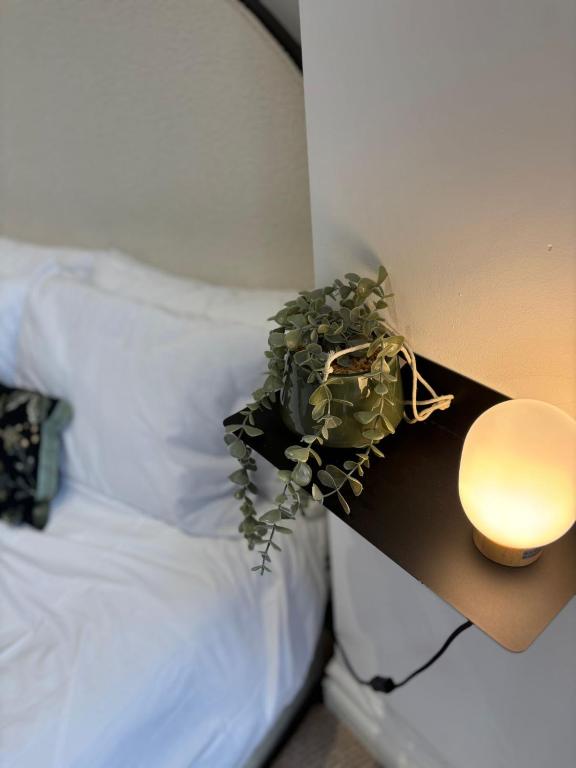 Ένα ή περισσότερα κρεβάτια σε δωμάτιο στο Station Bridge Collection - Flat 5