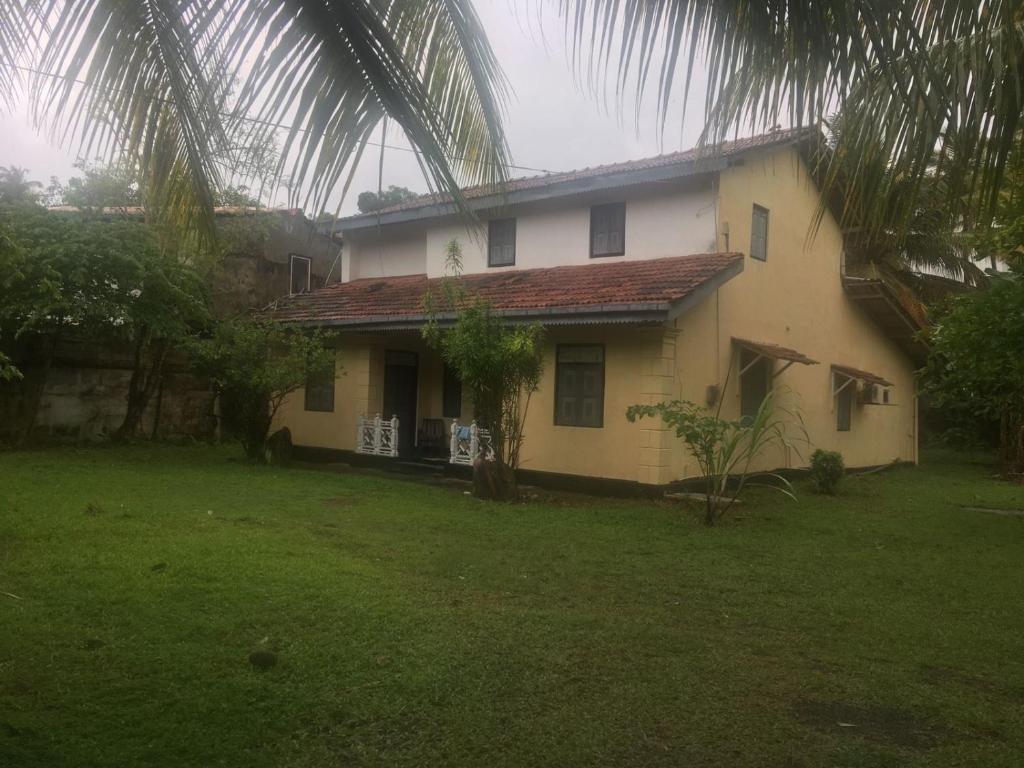 O grădină în afara Unawatuna Beach Villa by Serenity