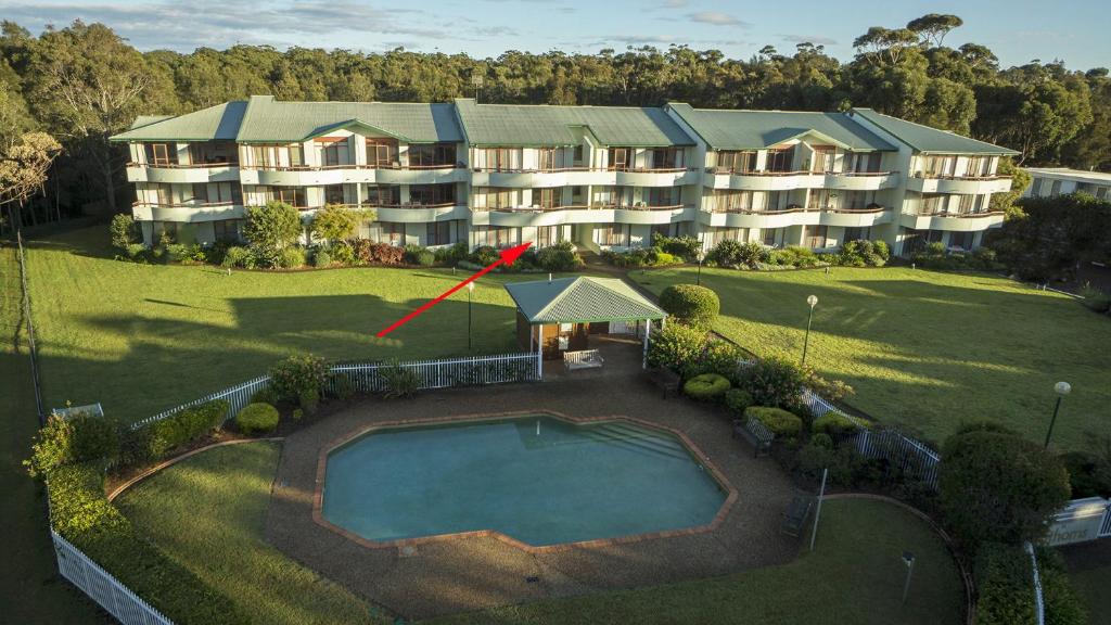 モリーモックにあるFathoms 2 - 2BR beach resort apartmentの大きなアパートメントビルの空中ビュー