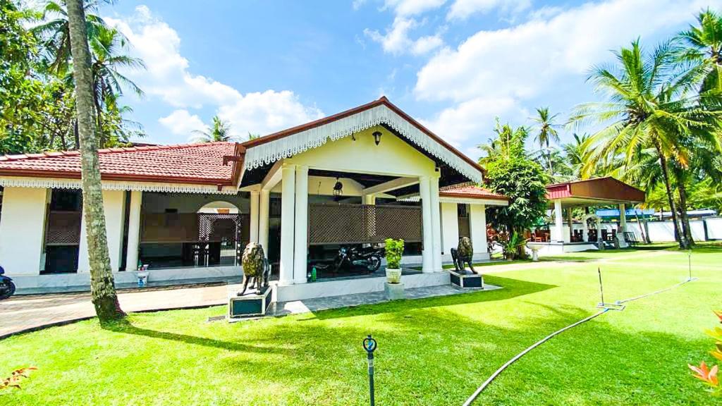 Vườn quanh Tharul Holiday Resort