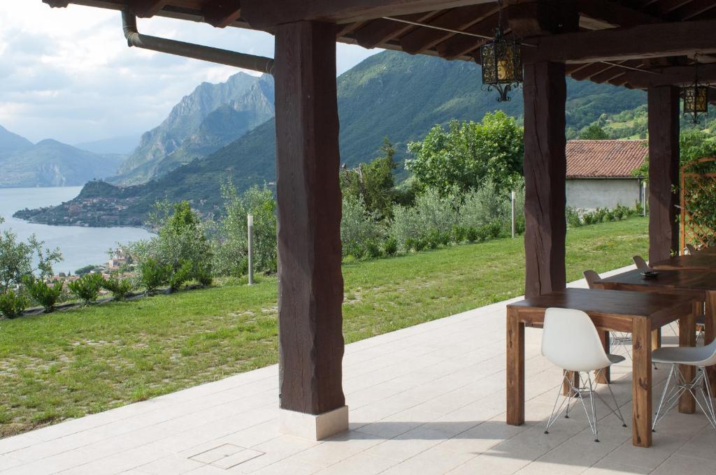 サーレ・マラジーノにあるAgriturismo Da Gesiの湖と山々の景色を望むパティオ
