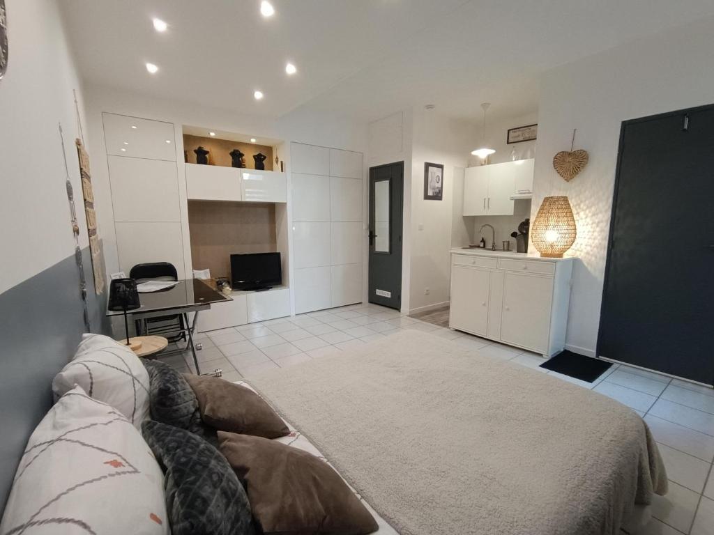 Postel nebo postele na pokoji v ubytování Le Colonel, Studio au Cœur du village en rez-de-chaussée d'une ancienne maison