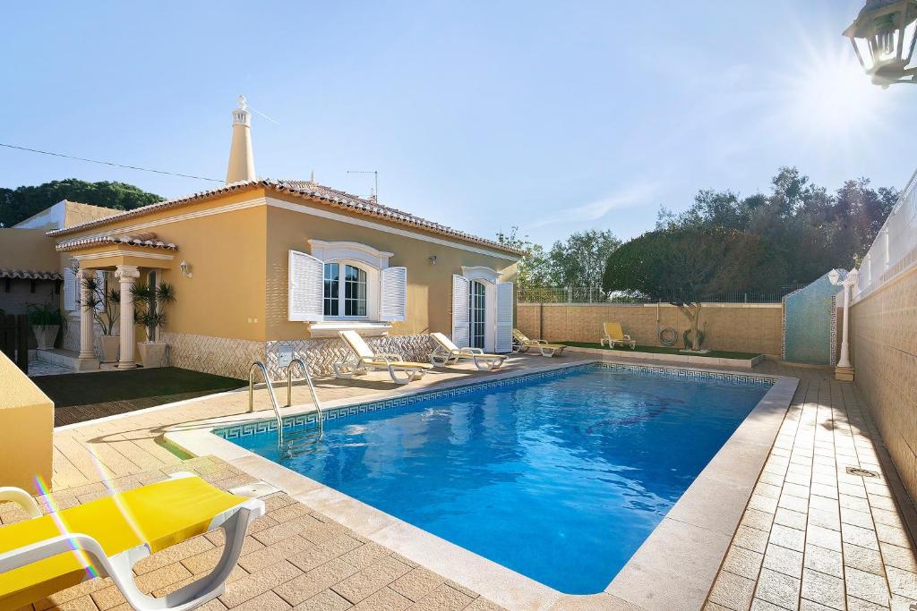 una piscina davanti a una casa di Casa da Várzea a Roja- Pé