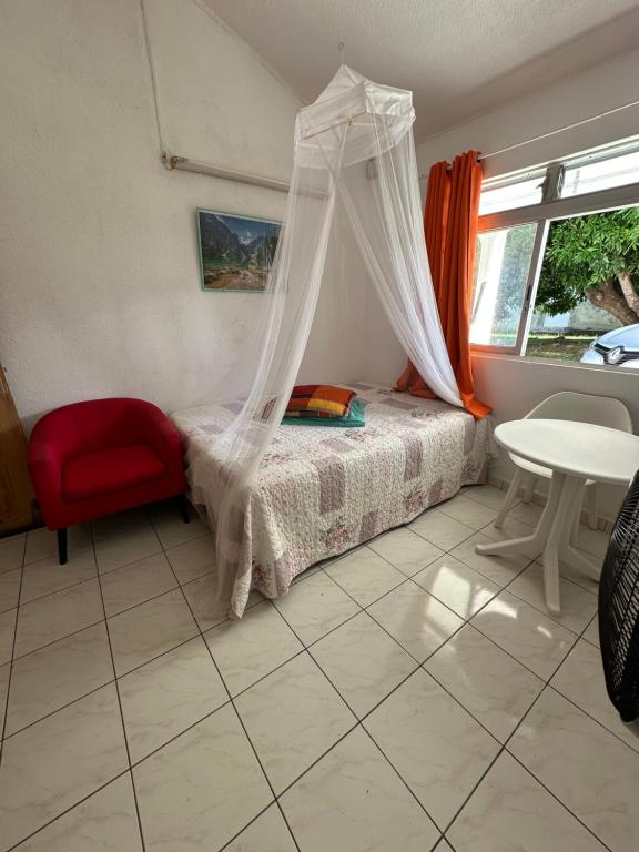 En eller flere senge i et værelse på Villa Cosy T3 Belcourt