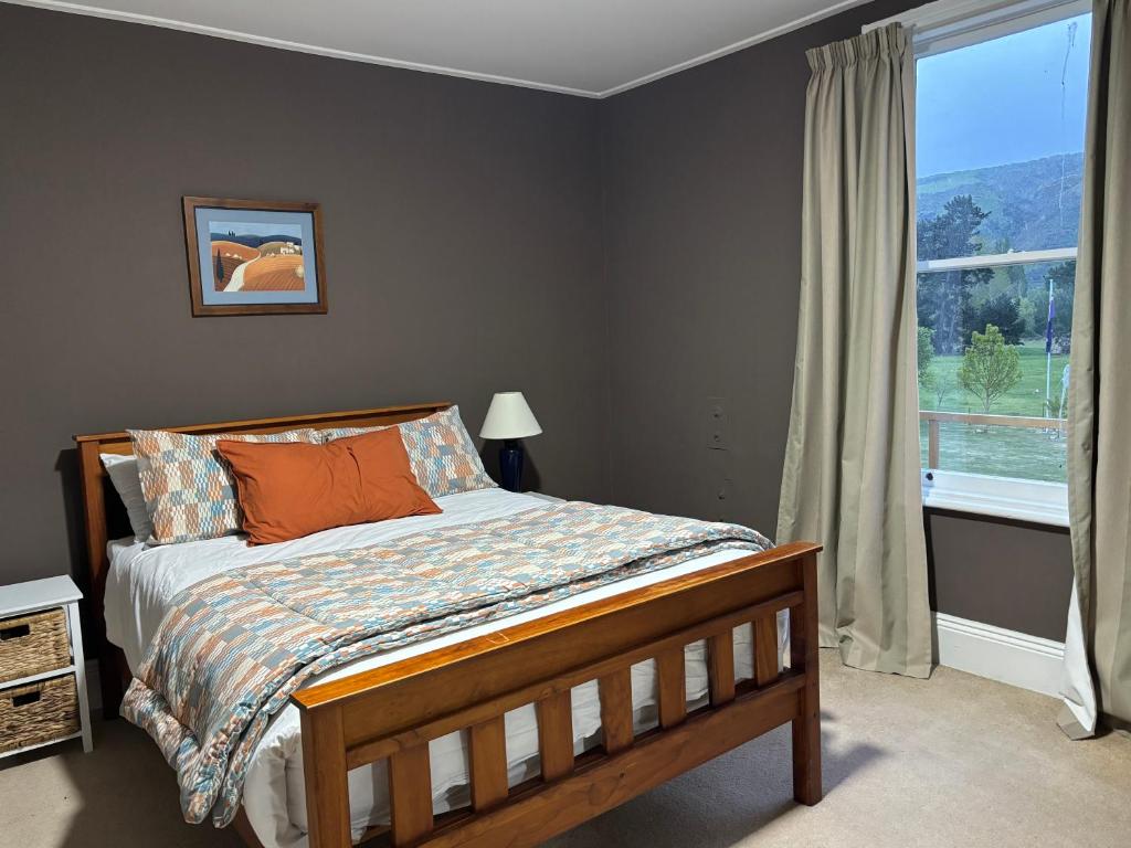 Una cama o camas en una habitación de The Albury