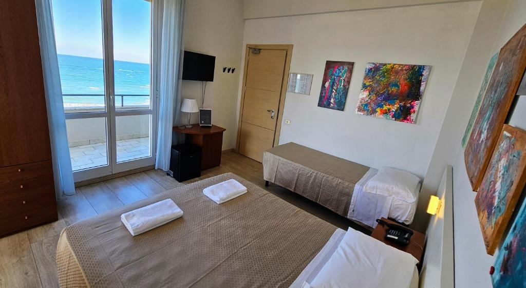 Ένα ή περισσότερα κρεβάτια σε δωμάτιο στο Hotel Caravel