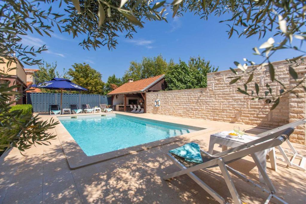 Swimmingpoolen hos eller tæt på Villa Barbara by Kompas Villas