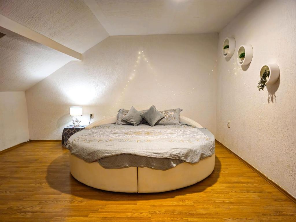 Ένα ή περισσότερα κρεβάτια σε δωμάτιο στο Apartman Ella