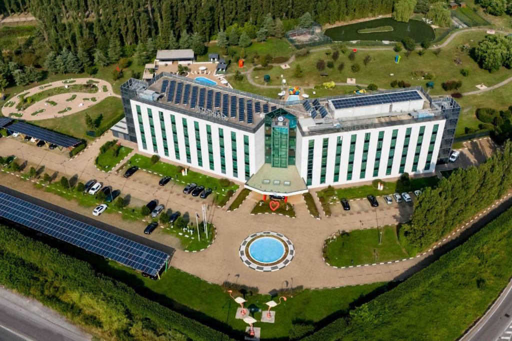 塞塔拉AN Park Hotel Milano Settala的一座带庭院的大型白色建筑模型