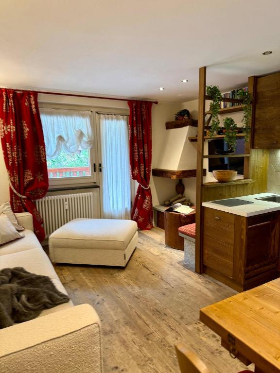 ein Wohnzimmer mit einem Bett und einer Küche in der Unterkunft The Courma - warm 4 family with Mont Blanc view in Verrand