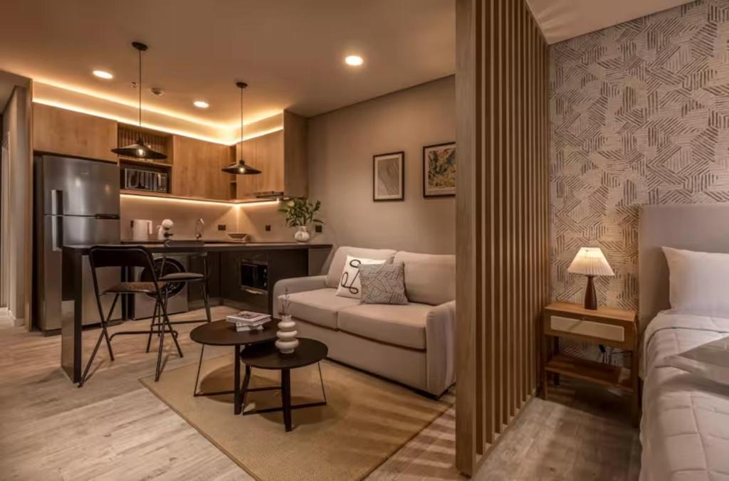 ein Wohnzimmer mit Couch und Küche in der Unterkunft Zuba IV in Luque