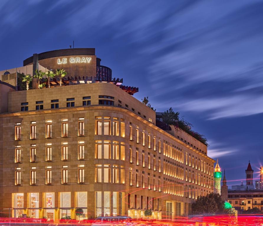 ベイルートにあるル グレイの上に看板がある建物