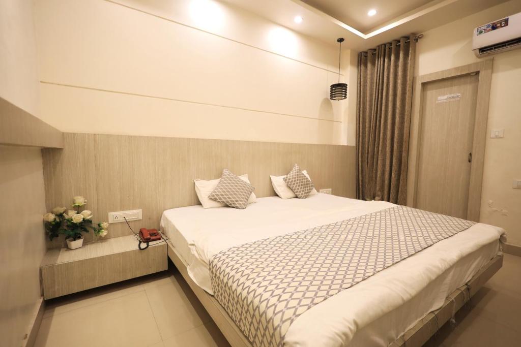 Una cama o camas en una habitación de Hotel Blue Mountain