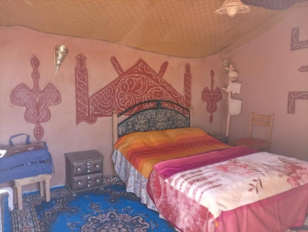 RhessouaneDoor sahara的卧室里有一张带大床头板的床