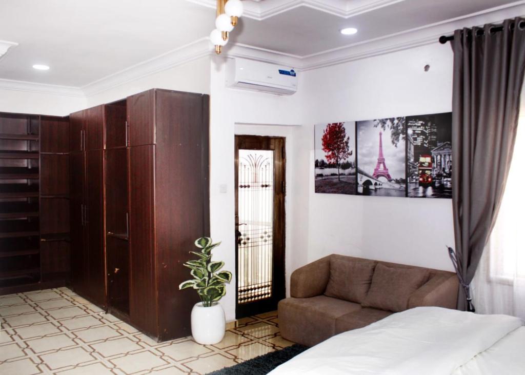 Giường trong phòng chung tại Heirloom Luxury Hotel and Apartments