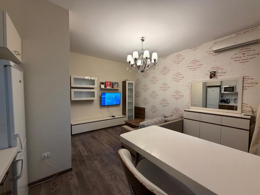 Una cocina con una mesa y un comedor. en Passage apart, en Baku