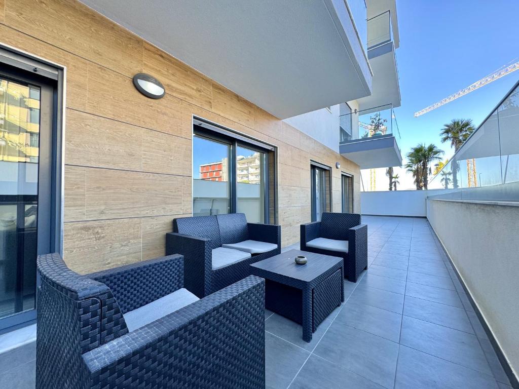 Faro Prestige by Homing في فارو: فناء على كرسيين وطاولة على مبنى