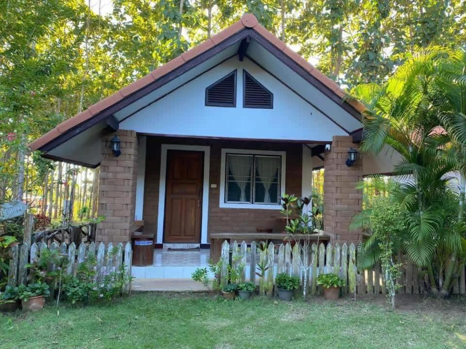 a small house with a fence in front of it at เฮินไตเกสเฮาส์ in Ban Nong Pa Ko