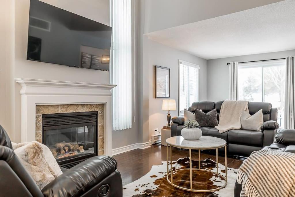 een woonkamer met een bank en een open haard bij Alpine Hideaway - Walk to Blue Mountain in Blue Mountains