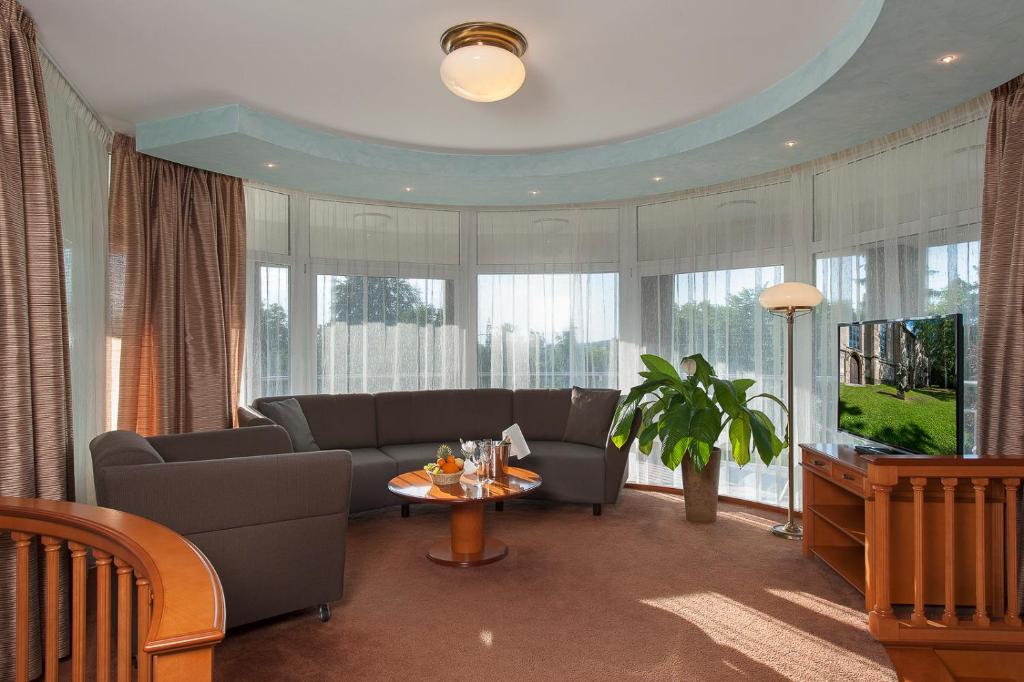 uma sala de estar com um sofá e uma mesa em April hotel Panorama em Rychnov nad Kněžnou