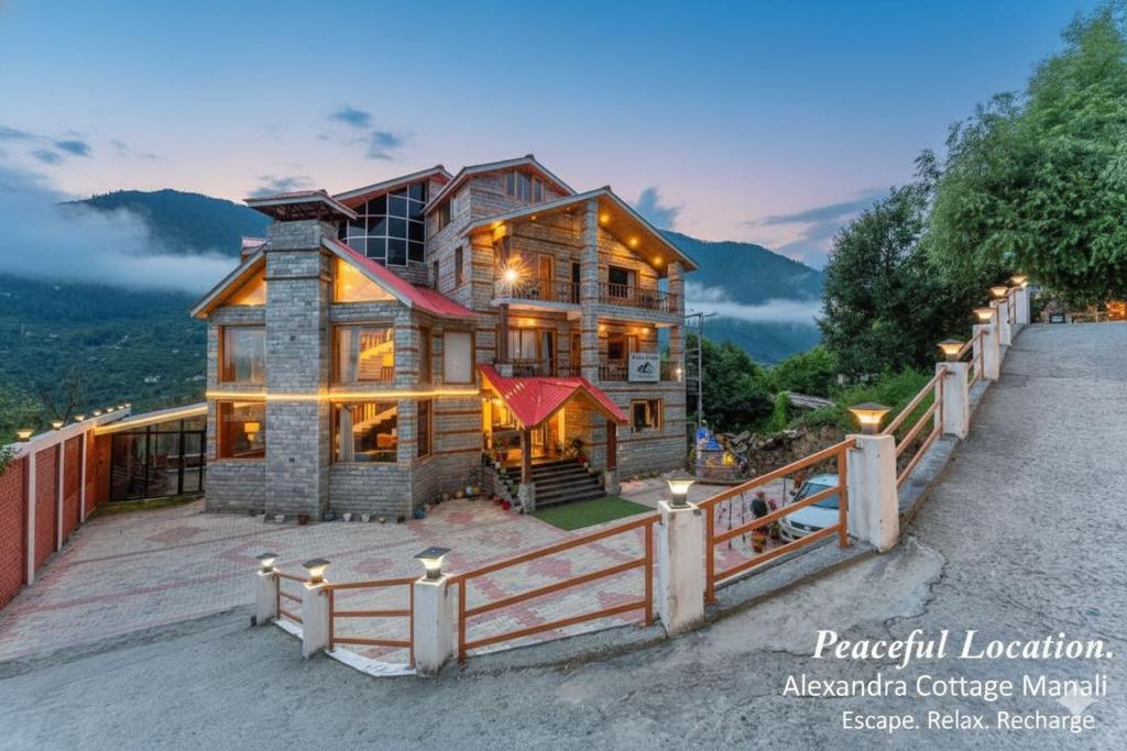 una casa su un ponte con una recinzione di Alexandra Cottage a Haripūr