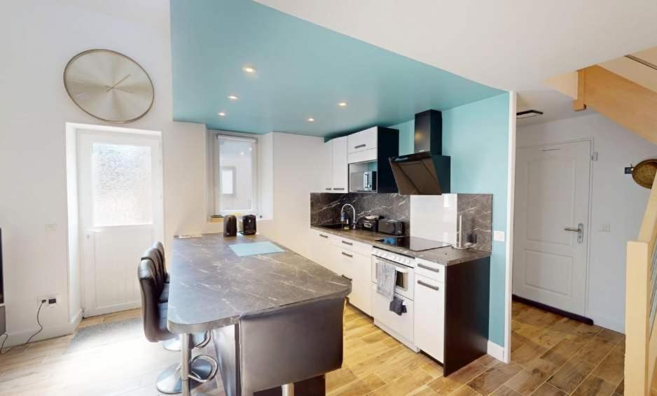 Kuchyň nebo kuchyňský kout v ubytování Maison cosy à 2 pas de la mer - Séjour à deux